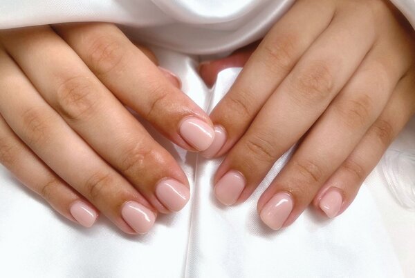 「ハンド ワンカラー」スキンカラーで肌馴染みもよく、上品な仕上がりです！ 派手なお色味が職場的に難しい方にとてもおすすめ|Nail Salon Linda