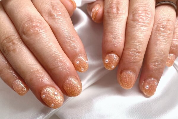 「ハンド 定額デザイン」明るいオレンジのラメに白パールは相性抜群です！ お爪を短くされる方でも存在感がバッチリです！|Nail Salon Linda