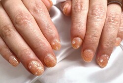 「ハンド 定額デザイン」明るいオレンジのラメに白パールは相性抜群です！ お爪を短くされる方でも存在感がバッチリです！