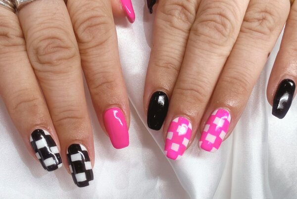 「ハンド ミドルコース」ネオンのピンクと黒に白で、はっきりとしたお色味同士を使い統一感があります！ 明るい気持ちに！|Nail Salon Linda