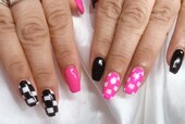 「ハンド ミドルコース」ネオンのピンクと黒に白で、はっきりとしたお色味同士を使い統一感があります！ 明るい気持ちに！|Nail Salon Linda