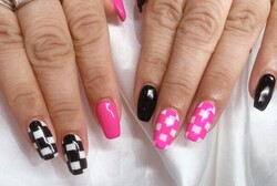 「ハンド ミドルコース」ネオンのピンクと黒に白で、はっきりとしたお色味同士を使い統一感があります！ 明るい気持ちに！