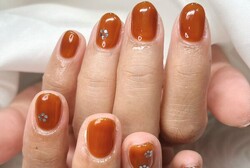 「ハンド 定額デザイン」定額ネイルを凹凸なしの色変えverです。 日焼け肌に映えるカラーで！|Nail Salon Linda