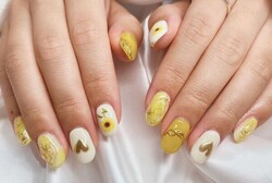 「ハンド ミドルコース」3種類の黄色を使い分けてひまわりに合わせたデザインです！ 夏らしさもあり明るい色でとても可愛らく