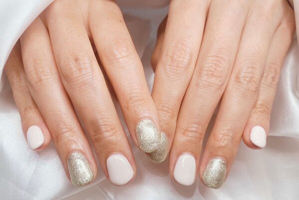 「ハンド ワンカラー」一色追加で交互に塗布しています！ 肌馴染みもよく少し明るめのベージュと輝きの強いラメが相性ばっちり|Nail Salon Linda