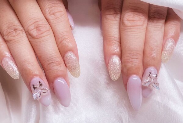 「ハンド 定額デザイン」うす紫色の透明感あるカラーにアクセントとなる蝶々のパーツが際立ちとても可愛いです！|Nail Salon Linda