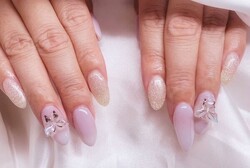 「ハンド 定額デザイン」うす紫色の透明感あるカラーにアクセントとなる蝶々のパーツが際立ちとても可愛いです！