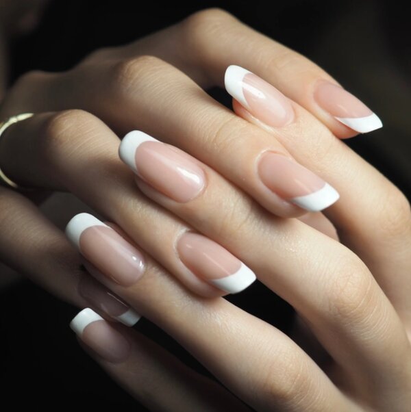 スタイル写真⑮：美人フレンチ¥9,900|ネイルサロン Be happy