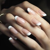 スタイル写真⑮：美人フレンチ¥9,900|ネイルサロン Be happy