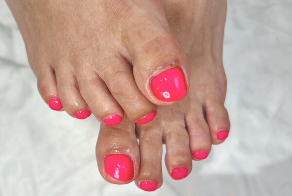 「フット ワンカラー」夏ネオンを可愛いくフットネイルに！|Nail Salon Linda