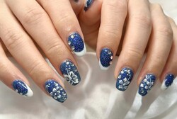 「ハンド ライトコース」ブルーのフラッシュグリッターと白フレンチが夏MAXに！ さわやかな夏ネイルです！|Nail Salon Linda