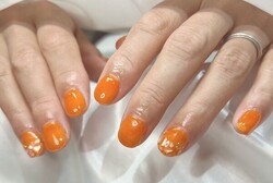 「ハンド 定額デザイン」定額ネイルを色替えで! 夏クリアオレンジとシェルがジューシィなネイルに|Nail Salon Linda