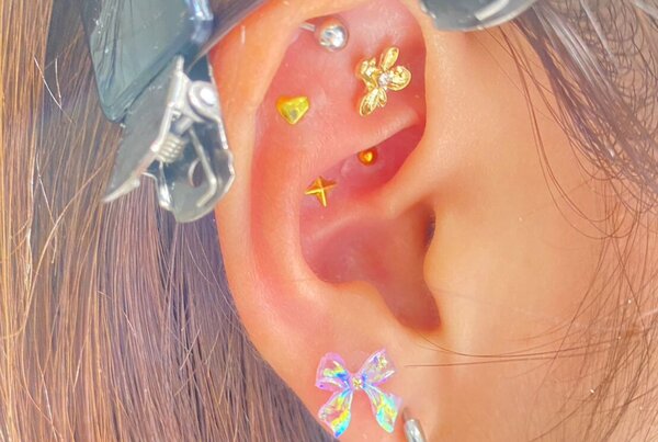 「耳つぼジュエリー」夏で旅行前にする方増えています！お客様のピアスとバランスを見ながらつけています！ぜひお試しください！|Nail Salon Linda