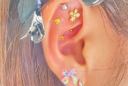 「耳つぼジュエリー」夏で旅行前にする方増えています！お客様のピアスとバランスを見ながらつけています！ぜひお試しください！