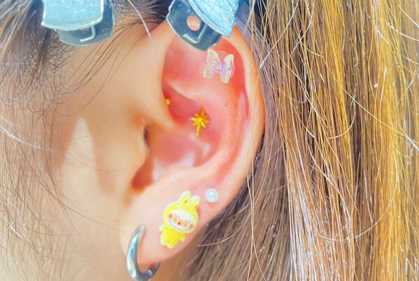 「耳つぼジュエリー」夏で旅行前にする方増えています！お客様のピアスとバランスを見ながらつけています！ぜひお試しください！|Nail Salon Linda