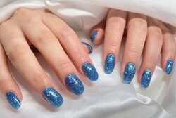 「ハンド ワンカラー」ブルーのラメでとてもキラキラ感があります！ ワンカラーで物足りなくならないくらいとても華やかです！