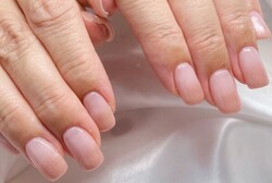 「ハンド グラデーション」肌馴染みの良いカラーをベースにいれ、細かめなラメでグラデーションをお作りしています！