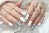 「ハンド ミドルコース」フィルインで自爪を美しく伸ばし、夏ホワイトとギラギラオリジナルグリッターでキラキラに！|Nail Salon Linda
