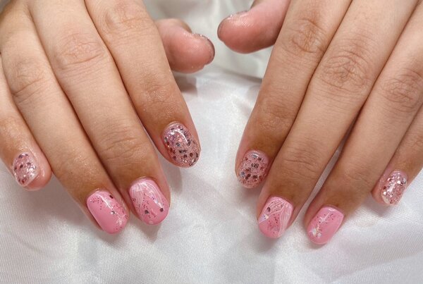 「ハンド 定額デザイン」ピンクにカラー変更しています！ お客様の手元にとてもぴったりのカラーでとても可愛いです！|Nail Salon Linda