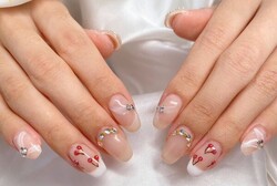 「ハンド ミドルコース」さくらんぼがアクセントになっていてとても可愛らしいです！ 10本の中に数本フレンチデザイン!