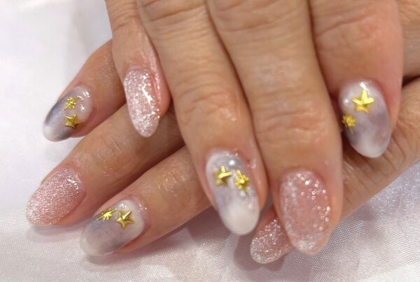 「ハンド ライトコース」お色味変更でピンクのフラッシュネイル！ パーツ変更で秋っぽい星にしました！|Nail Salon Linda
