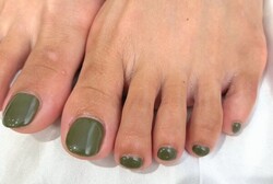 「フット ワンカラー」秋先取りのカーキーカラーです！ まだまだサンダルは活躍しそうですが、足元から秋の準備始めませんか？|Nail Salon Linda