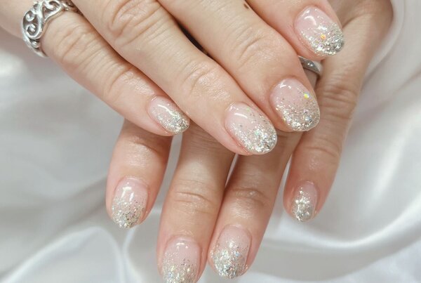 「ハンド ラメ・グラデーション」先端キラッキラVerです。 涼しげシルバーグリッターで夏ネイルに。|Nail Salon Linda
