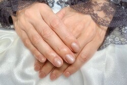 「ハンド ワンカラー」シンプルなラメですが、手元を動かすとキラキラして色味もピンク味がありとても可愛いです！