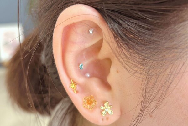 「耳ツボジュエリー」冷え性や肩こりにも効果が期待できます！ お試しください^ ^|Nail Salon Linda