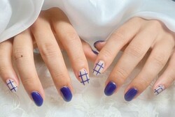 「ハンド 定額デザイン」ネイビーとラインを引いたデザインはとても秋らしく、秋先取りネイルです！