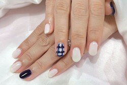 「ハンド 定額デザイン」ネイビーカラーが秋色で可愛いです^ ^ 太めのチェック柄も人気です！