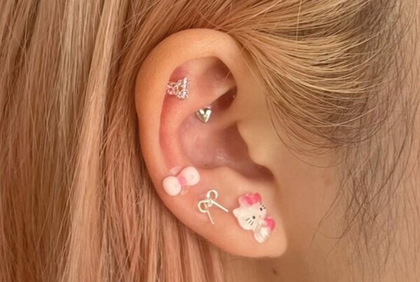 「耳ツボジュエリー」しっかりツボを押さえながらお気に入りのジュエリーをバランスよく乗せていきます♡|Nail Salon Linda