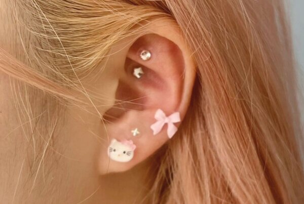 「耳ツボジュエリー」しっかりツボを押さえながらお気に入りのジュエリーをバランスよく乗せていきます♡|Nail Salon Linda