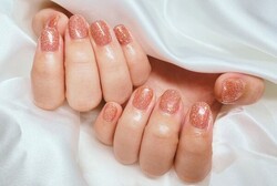 「ハンド フラッシュネイル」オレンジのフラッシュネイルです！ 普通のラメとは違い、キラキラ具合も強くてとても華やかです！