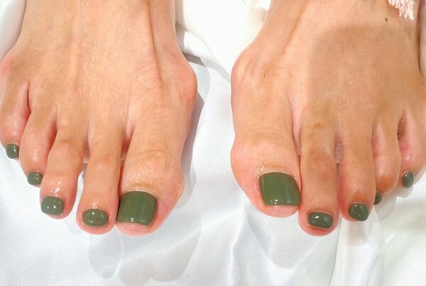 「フット ワンカラー」カーキのお色味で秋先取りです！ フットネイルを秋冬でも可愛く楽しむことができるのでおすすめです！|Nail Salon Linda