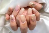 「ハンド 定額デザイン」リボンのシールがアクセントのデザインです！ カラー自体は華美にしすぎず、落ち着きの中に可愛さ！|Nail Salon Linda