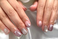 「ハンド ライトコース」マグネットとラメを使ったデザインでとても華やかで美しいです！ ラメグラデーションを一本入れて！