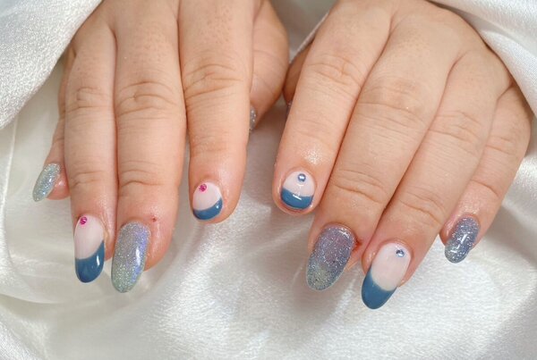 「ハンド ライトコース」フラッシュがキラキラと可愛いデザインです！ 他にも多数のフラッシュございます！|Nail Salon Linda
