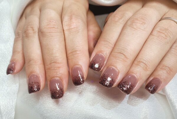 「ハンド 定額デザイン」暗めのカラーを入れる事で大人っぽさや秋の落ち着いた感じも表現されていて素敵です！|Nail Salon Linda