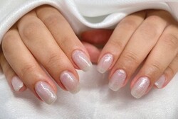 「ハンド ラメ・ワンカラー」薄めのカラーで透け感もあり美しいです！ ラメを試してみたい方にもおすすめです！