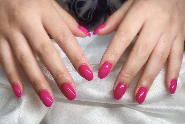 「ハンド ワンカラー」ビビットピンクのカラーはパキッとしていて目立つのでとても可愛らしいです！|Nail Salon Linda