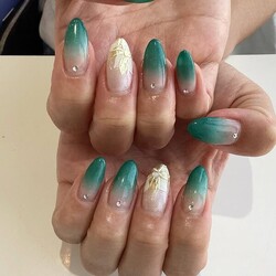 ほんのりラメ入グリーンに“ゴールドフラワー”がお洒落★|栃木県宇都宮市　ネイルサロン　ミッシュネイル