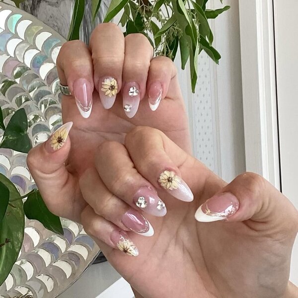 シンプル上品なフレンチにフラワーアートが目を惹く★|栃木県宇都宮市　ネイルサロン　ミッシュネイル