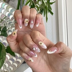 シンプル上品なフレンチにフラワーアートが目を惹く★|栃木県宇都宮市　ネイルサロン　ミッシュネイル