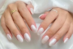 「ハンド ワンカラー」ホワイトの中にラメが入っていて光沢感がしっかりと出る華やかなお色味です！