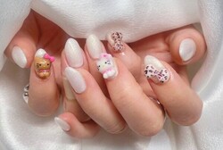 「ハンド ワンカラー＋パーツ」ワンカラーネイルに別途プラス料金でパーツをつけております！ 白のラメが初挑戦！とてもお似合