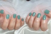 「ハンド ワンカラー」鮮やかなグリーンでとても綺麗です！ 爪を短めにしても存在感バッチリです！|Nail Salon Linda