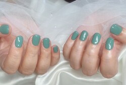 「ハンド ワンカラー」鮮やかなグリーンでとても綺麗です！ 爪を短めにしても存在感バッチリです！