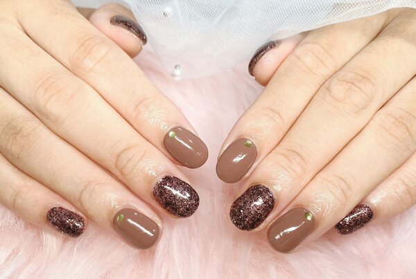 「ハンド 定額デザイン」茶色と黒のラメで秋ネイル！ 暗くなりすぎないカラーなのでおすすめです！|Nail Salon Linda