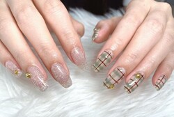 「ハンド ミドルコース」持ち込み画像と同じように両手でデザインを変えています！ チェックはグリーンをベースにし、秋らしく